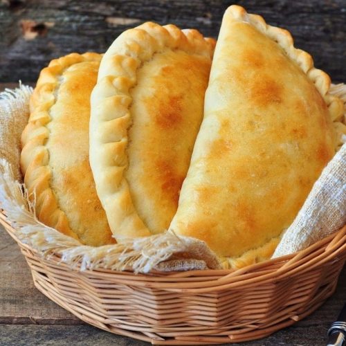 Welcome to my air fryer leftover turkey and cheese calzone recipe.