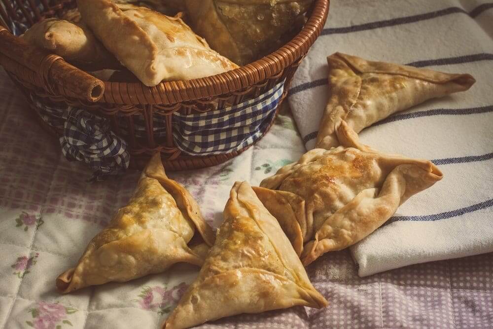 Welcome to my latest recipe in the Airfryer and here is the chance for a touch of India with my Air Fryer Turkey Curry Samosas.