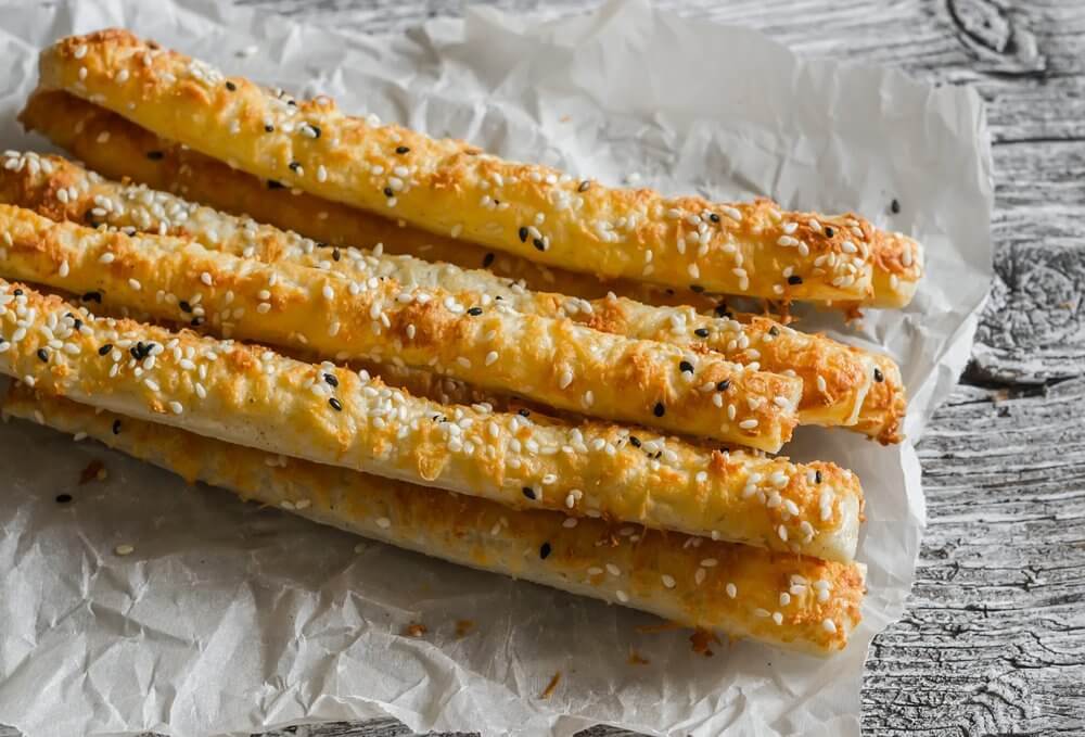 Welcome to my Airfryer Pizza Hut Bread Sticks recipe. I love the delicious flavours of olive oil, garlic and some homemade healthy garlic butter. 