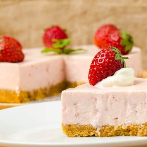 Welcome to another of my delicious Instant Pot cheesecake recipes and today is the turn of a super easy strawberry cheesecake recipe.