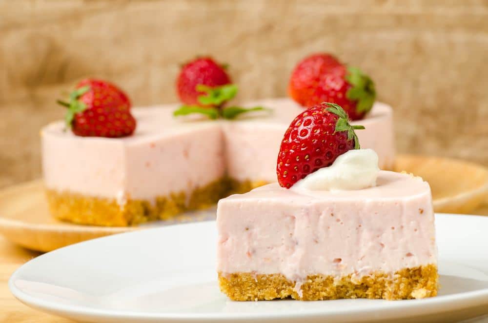 Welcome to another of my delicious Instant Pot cheesecake recipes and today is the turn of a super easy strawberry cheesecake recipe.