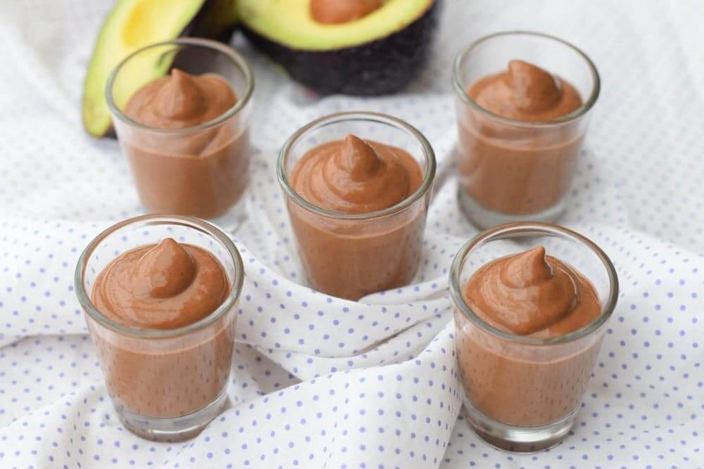 Welcome to my Paleo 5 minute quick blend banana and avocado chocolate mousse pudding in the blender.
