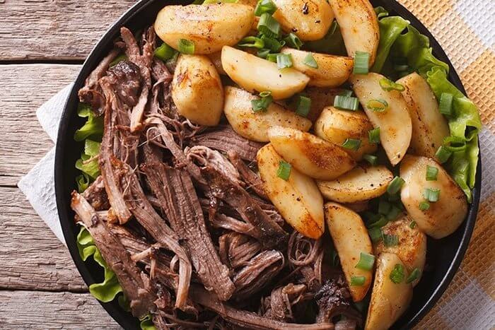 Welcome to my Whole 30 Crockpot Pulled Pork & Spuds recipe. 