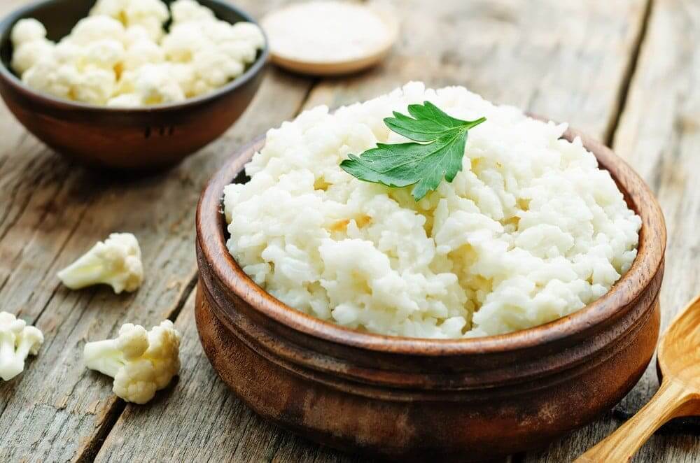 Welcome to my latest whole30 recipe. In this recipe I will be showing you my whole30 creamy garlic cauliflower rice.